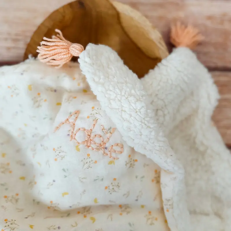 Couverture demie saison Sherpa - Motif Fleurs des champs - Choix des pompons