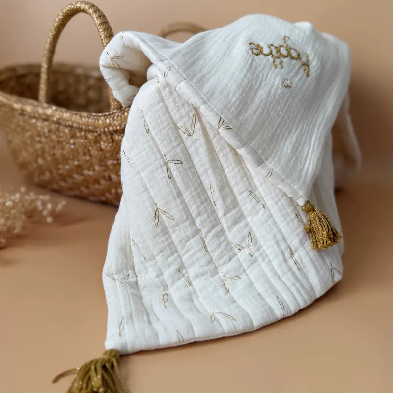 Couverture d’été personnalisée en gaze 100% coton matelassé ♡ - Motif feuilles dorées