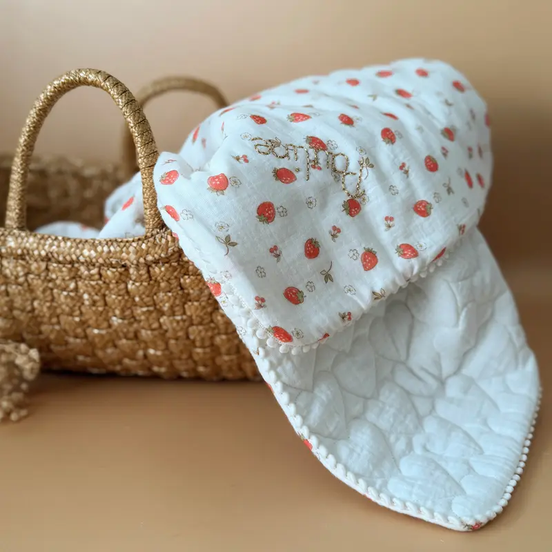 Couverture d'été prénom personnalisée - Gaze de coton 100% matelassée ♡ Motif fraises cerises
