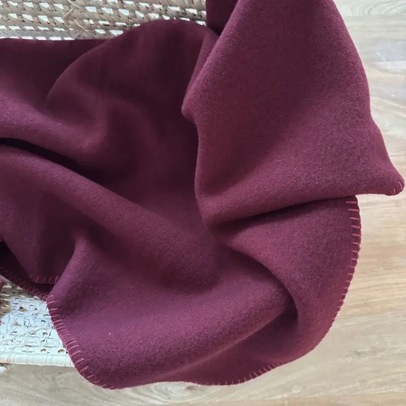 Couverture en laine d’agneau Caresse Sassoupi - Bordeaux