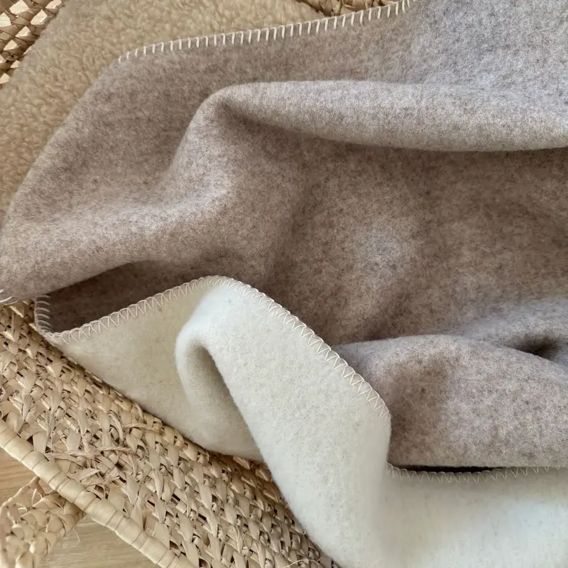 Couverture en laine vierge double face Refuge Sassoupi - Beige & Naturel
