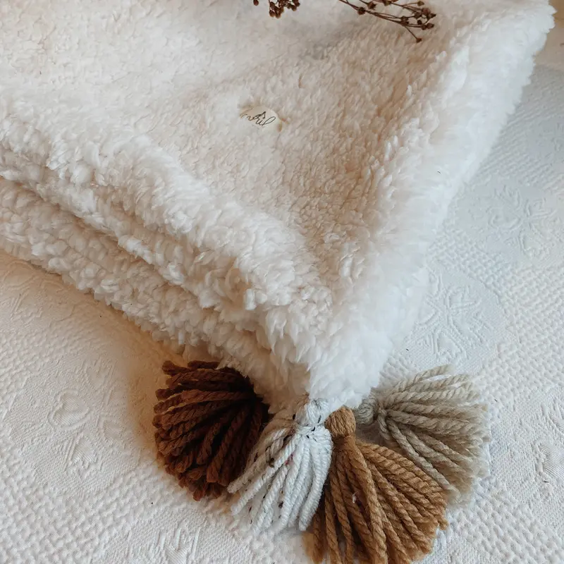 Couverture Spéciale Bébé d'Hiver - Pompons Coloris Naturels