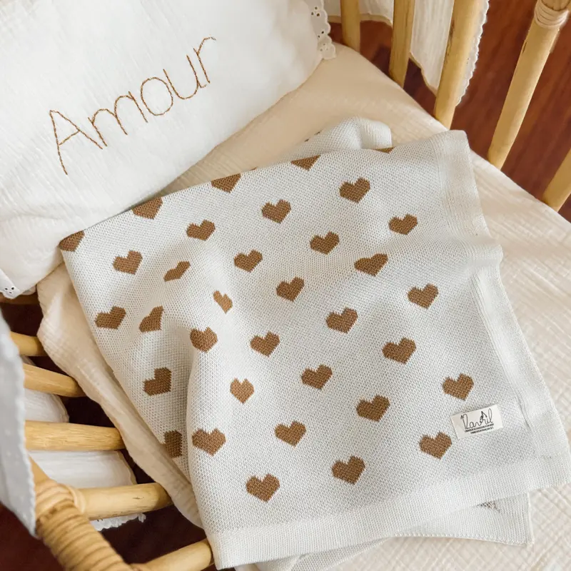 Couverture tricotée de naissance en laine - Petits Coeurs Biscuit