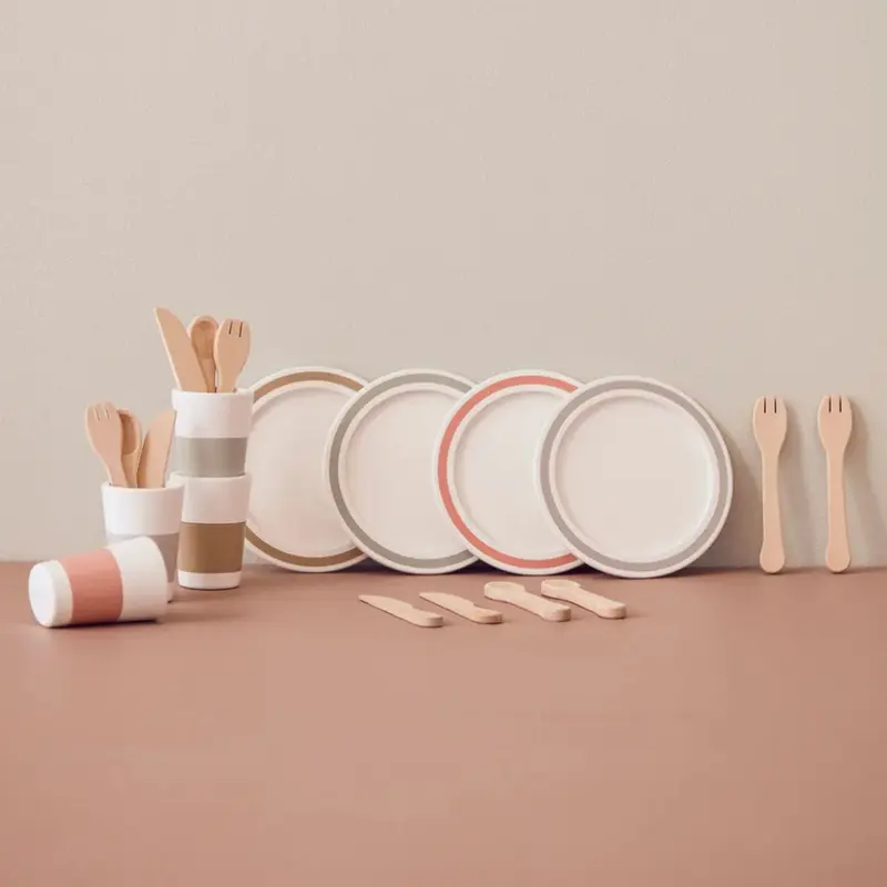 Dinette enfant en bois 4 personnes – service complet dès 2 ans