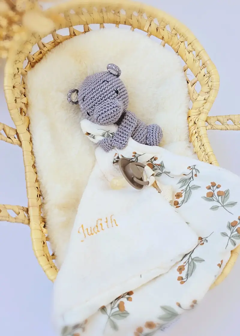 Doudou bola hippopotame attache-tétine personnalisé