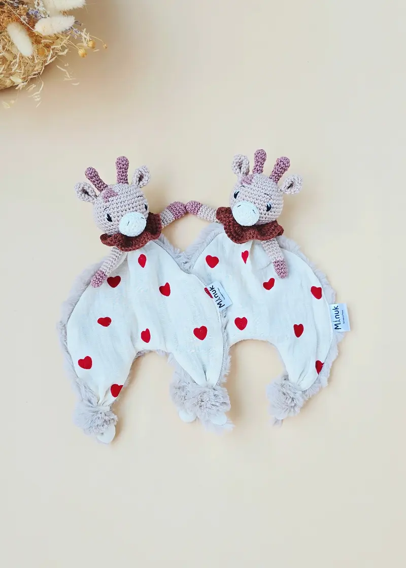 Doudou câlin girafe personnalisé avec petit cœur rouge