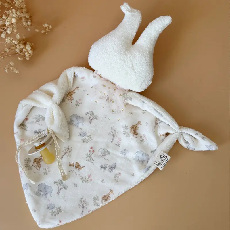 Doudou lange lapin avec prénom personnalisé - Micro éponge écrue et motif jungle