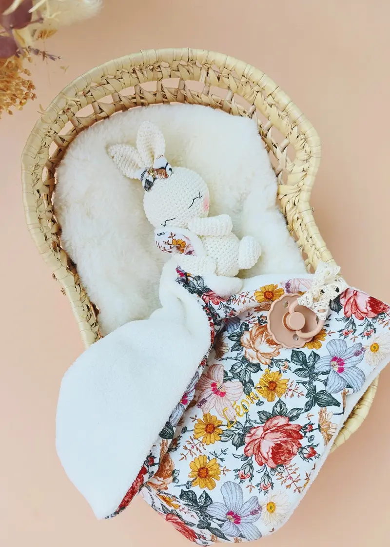 Doudou lapin fleuri personnalisé – coloris au choix