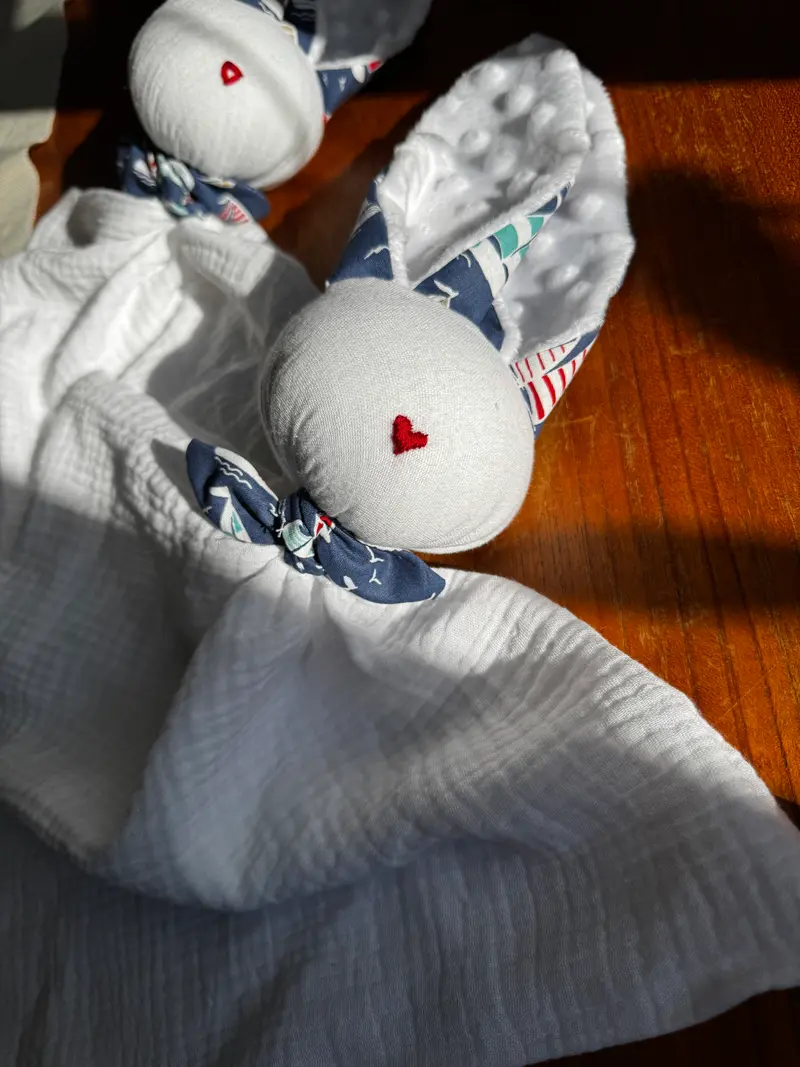 Doudou Lapin pointe rouge nez petit cœur -Personnalisable