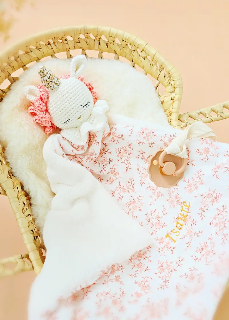 Doudou licorne attache-tétine personnalisé