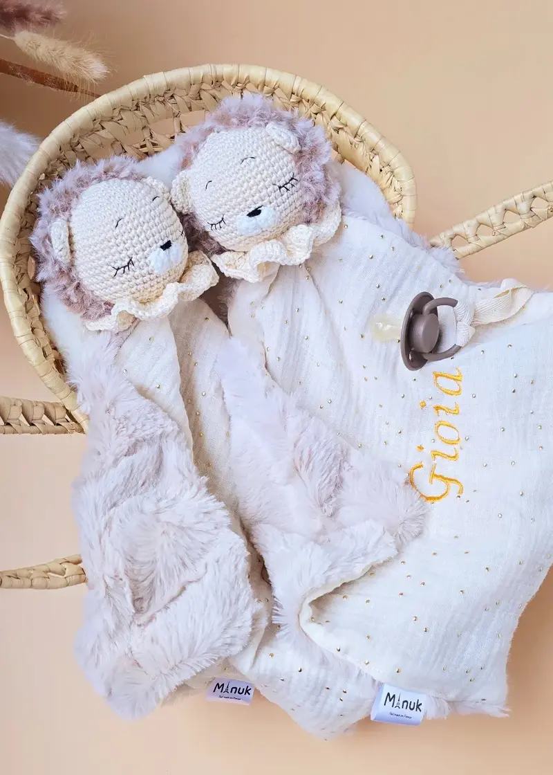 Doudou lion attache-tétine personnalisé