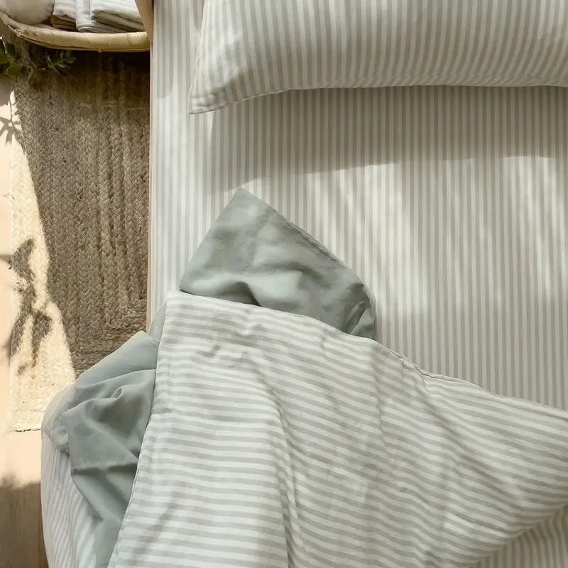 Drap-housse pour lit bébé en coton bio  Kadolis - Rayé Tilleul