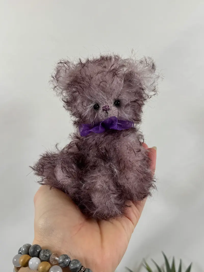 Éloïse – Ours de collection en mohair violine vintage 14 cm, articulée à l’ancienne