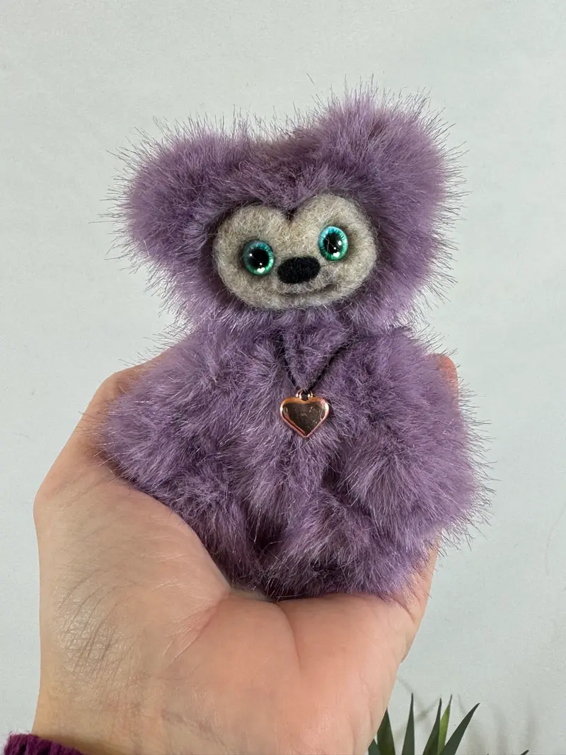 Elyra – Baby Frimousse miniature articulée en fausse fourrure violette | Collection Les Baby Frimousse