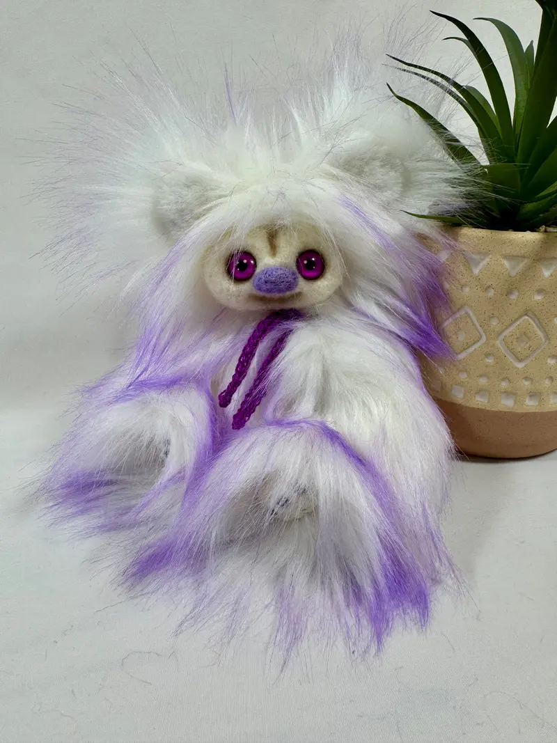 🌸 Emy – l’ours enchanté aux reflets violets, 17 cm 🌸