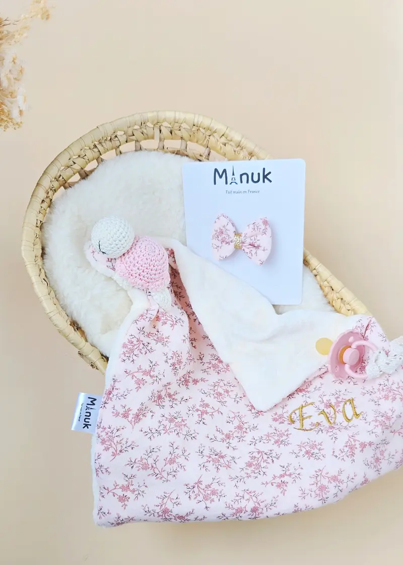 Ensemble cadeau bébé – doudou tortue attache-tétine et barrette à cheveux