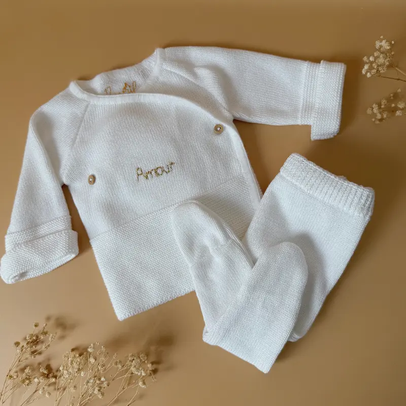 Ensemble de naissance personnalisé en coton blanc - Brassière croisée bouton esprit bois + pantalon