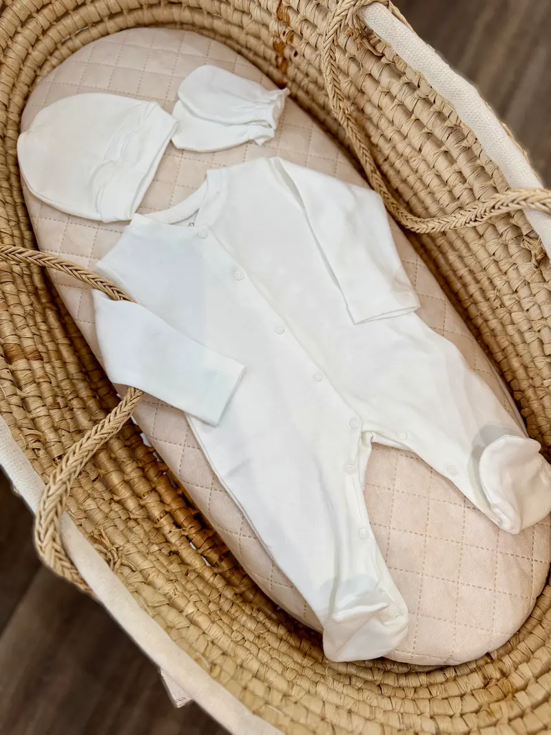 Ensemble Essentiel Naissance 3 pièces en Pur Coton – Grenouillère, Bonnet & Moufles