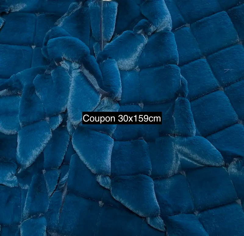 Fausse fourrure bleu pétrole texturée damier – poils 1 à 1,5 cm – coupon 30x159 cm
