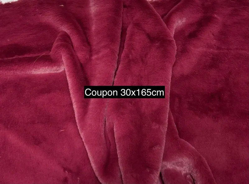 Fausse fourrure bordeaux framboisé poil mi-long 2 cm – qualité premium – coupon 30×165 cm