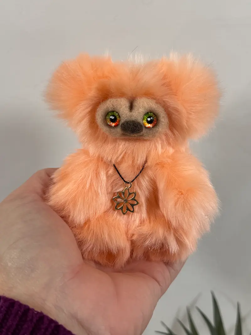 🧸 Feïnoa – Baby Frimousse miniature articulée en fausse fourrure pêche | Collection Les Baby Frimousses