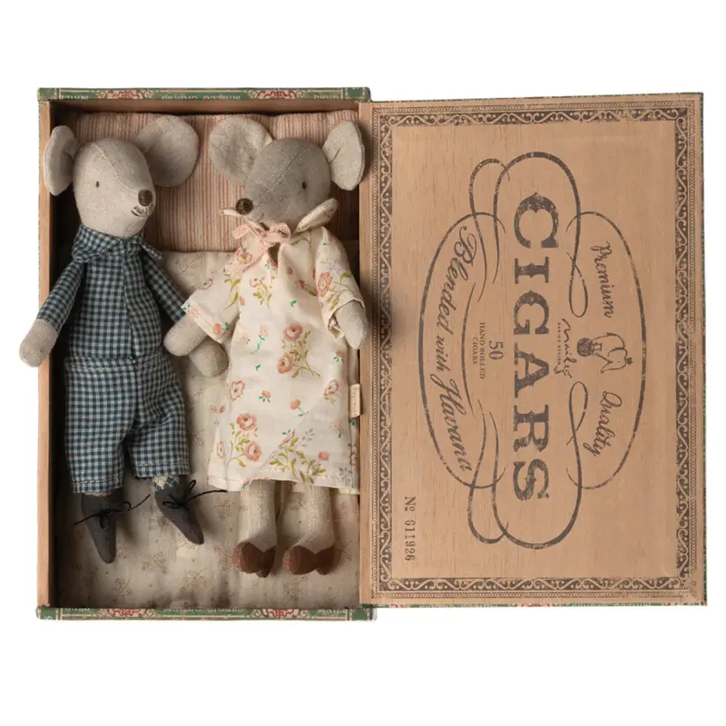 Grand-Mère & Grand-Père Souris Et Leur Boîte