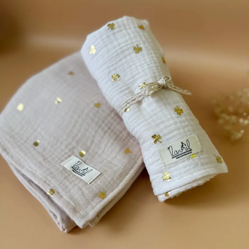 Lange en gaze de coton - Motif coeurs ou trèfles dorés