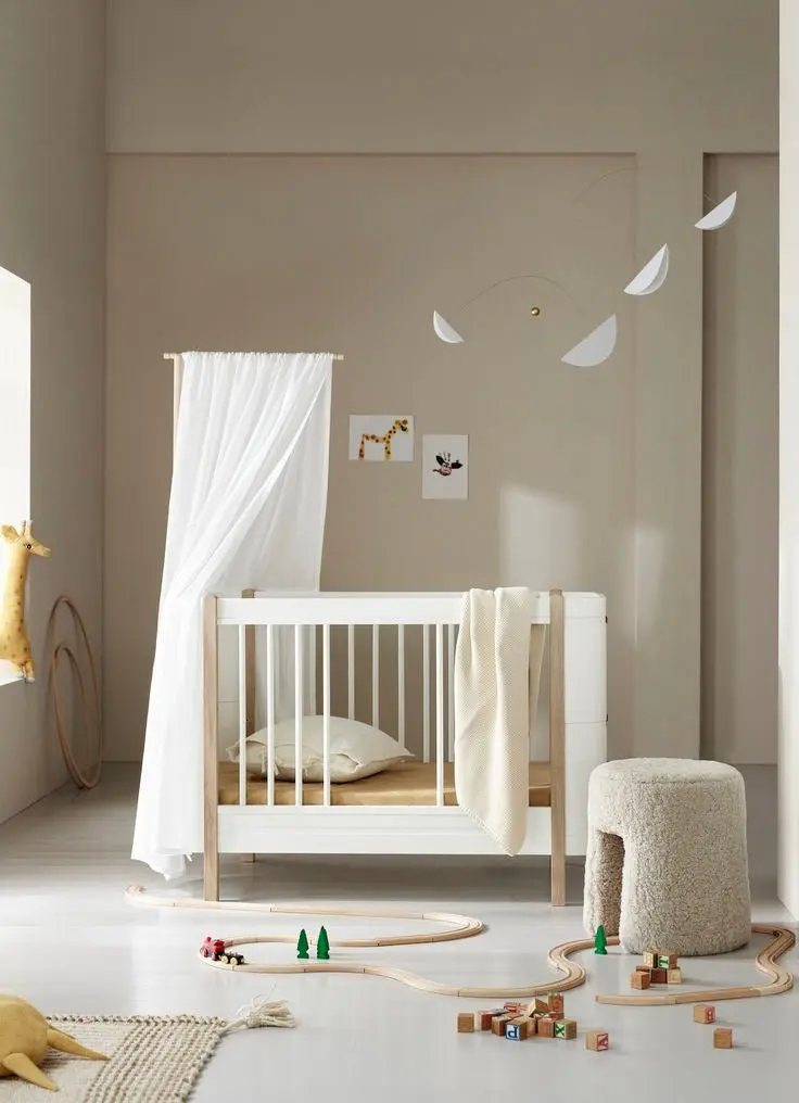Lit Bébé Évolutif Wood Mini+, Avec Kit Junior Inclus, Blanc/Chêne