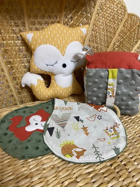 Lot naissance (bavoir épaule, doudou renard, cube éveil) - Réservé