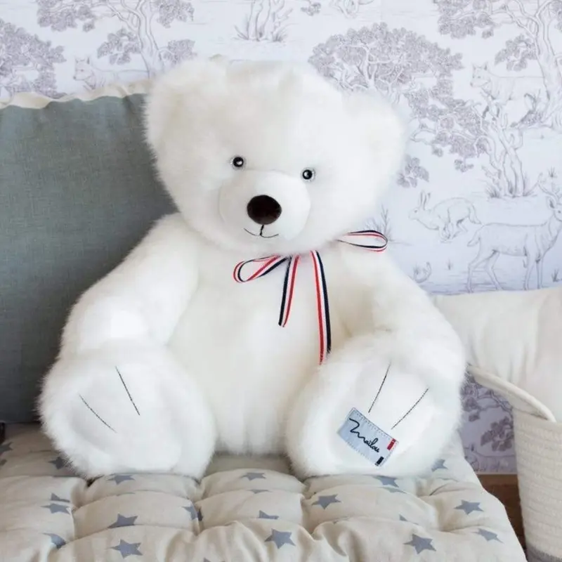 L'ours en peluche blanc neige