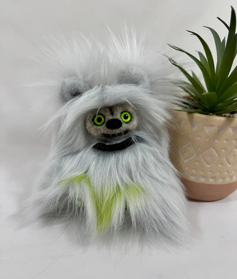 ✨ Milo – l’ours féerique aux yeux verts, 17 cm ✨