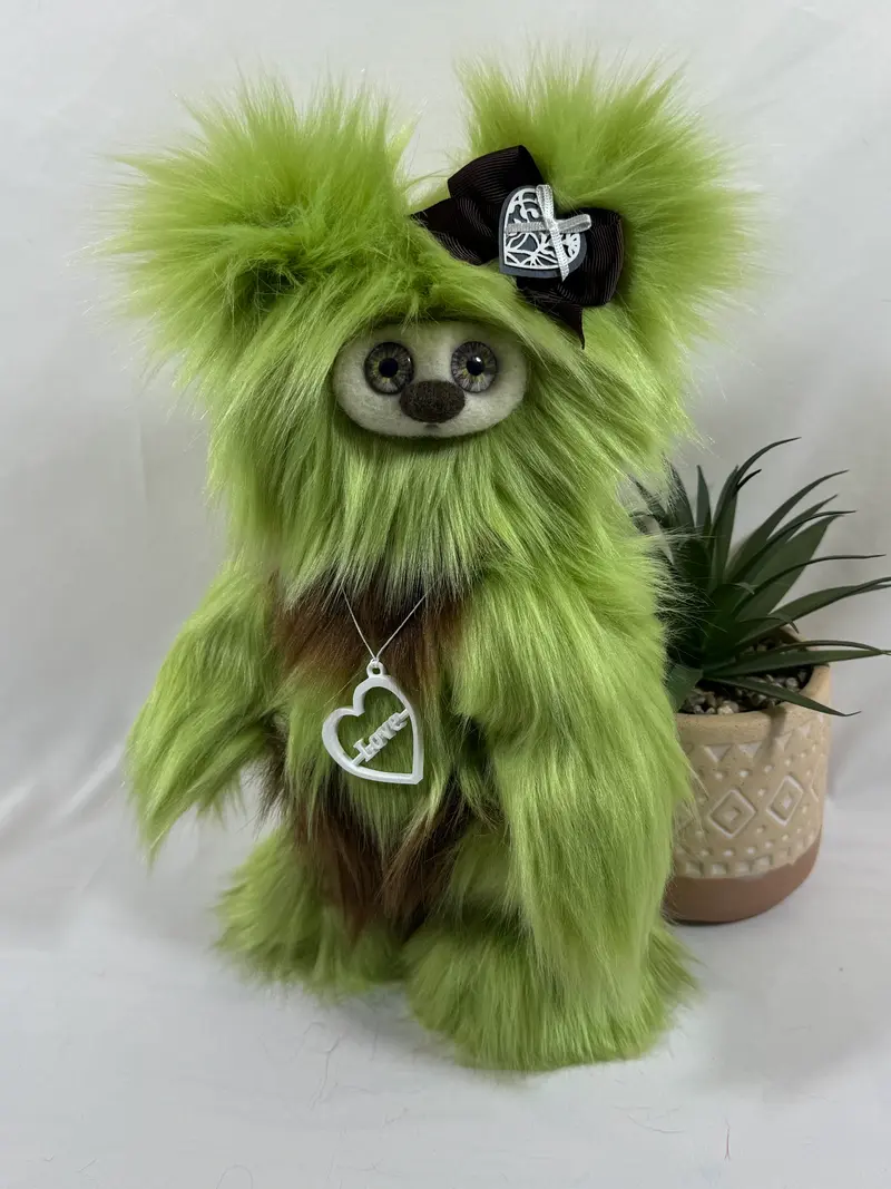 🌿 Naïa – Frimousse artisanale de la collection Saint-Valentin – Peluche d’art faite main – 30 cm