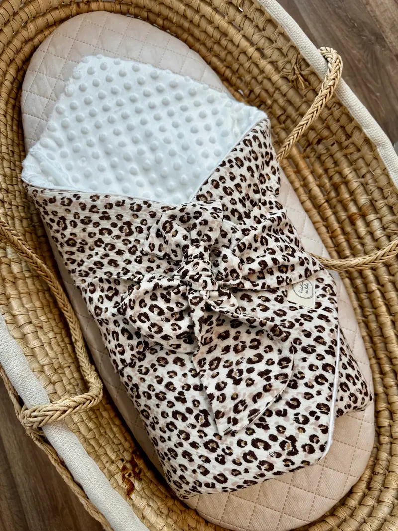 Nid d'ange bébé d'emmaillotage - LEOPARD POUDRE | Made in France