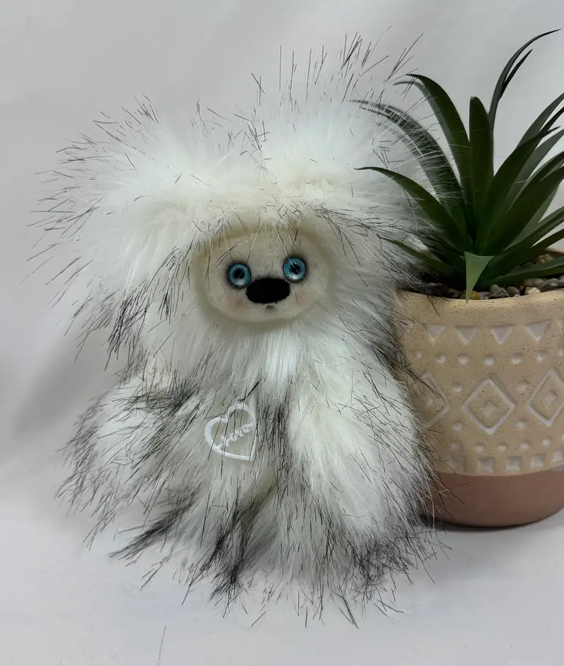 🤍 Noam – Petite Frimousse artisanale de la collection Saint-Valentin – Peluche d’art faite main – 17 cm