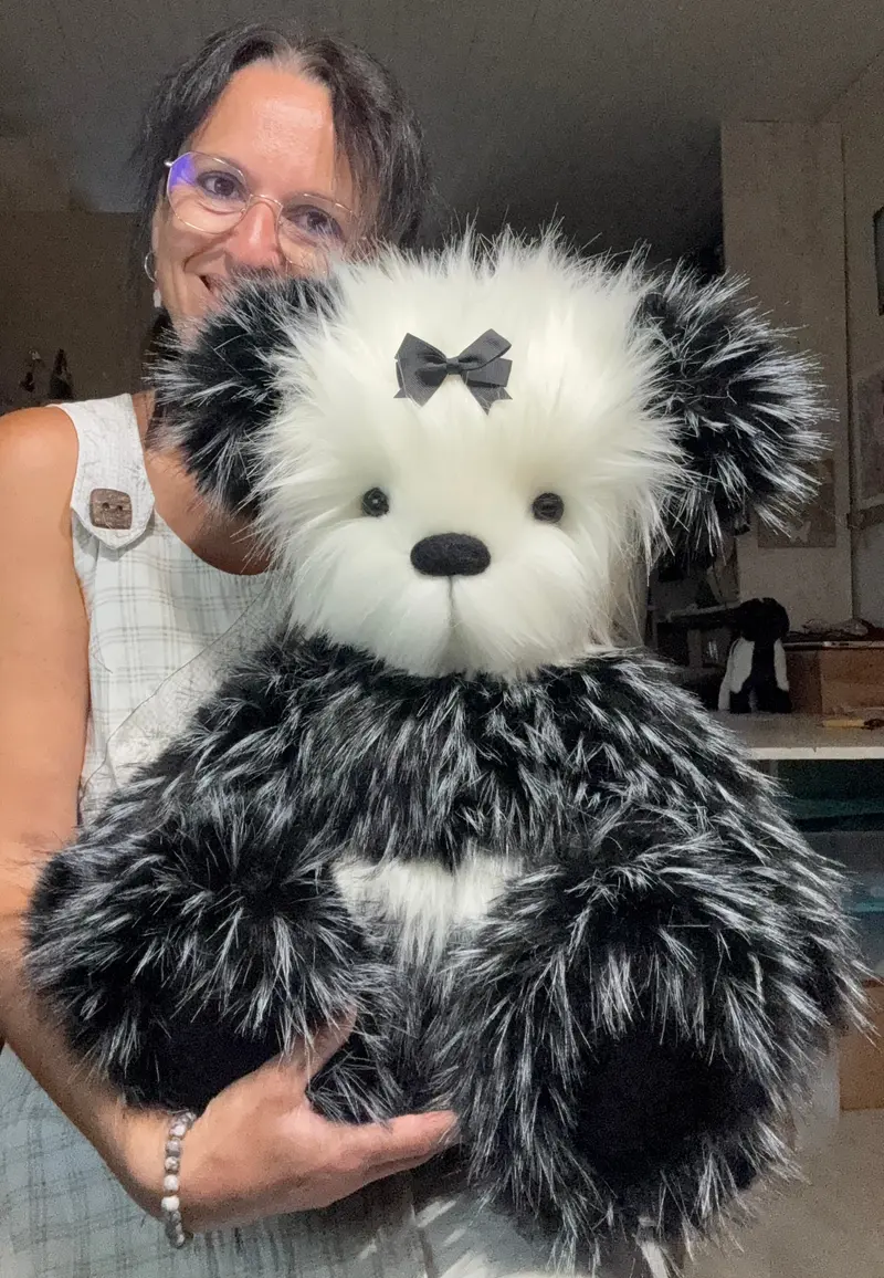 🐻 Ours de collection articulé Misty – 65 cm en fausse fourrure noire et blanche ✨ Pièce unique faite main