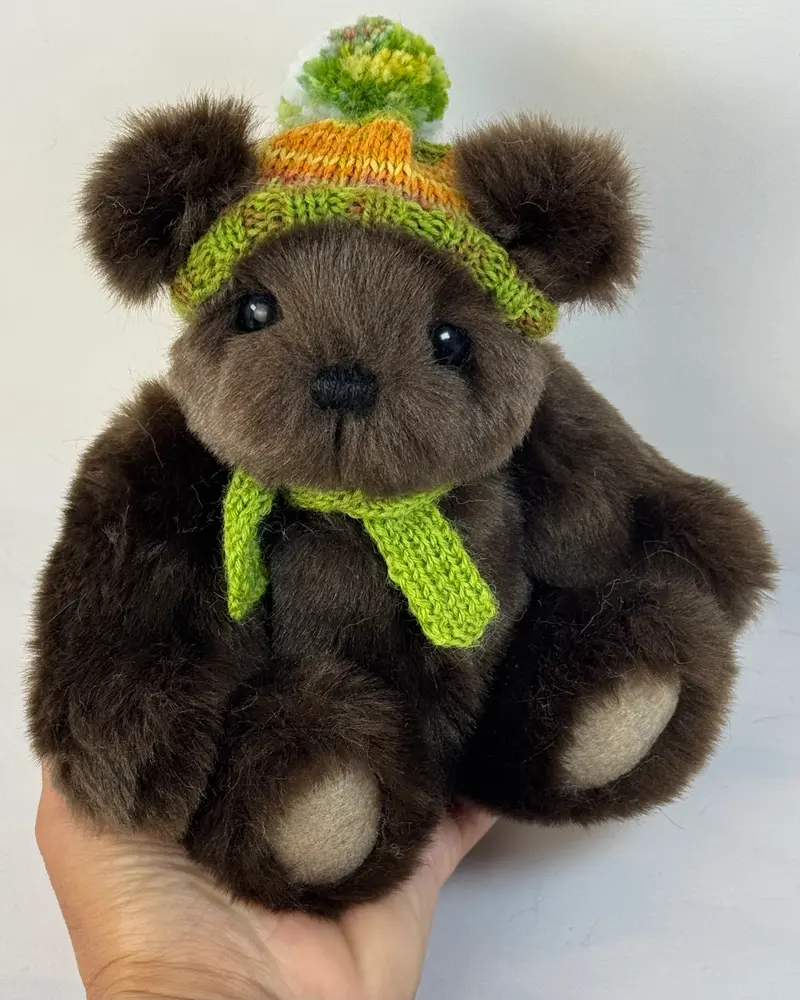 Ours de collection Balou 20 cm – Articulé, fausse fourrure marron, bonnet et écharpe tricotés main