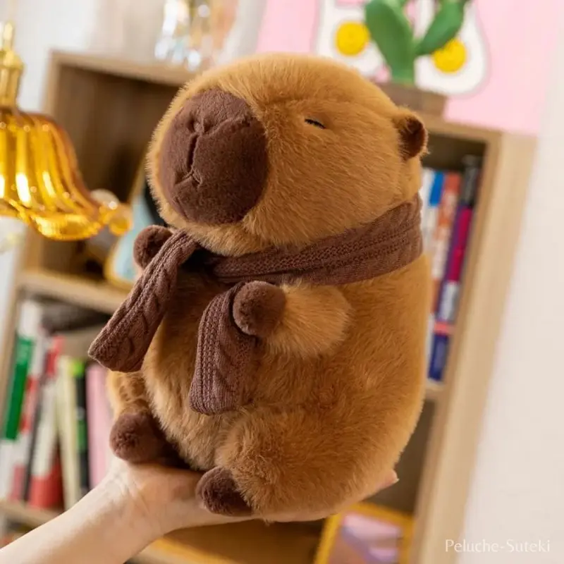 Peluche Capybara Frileux en écharpe