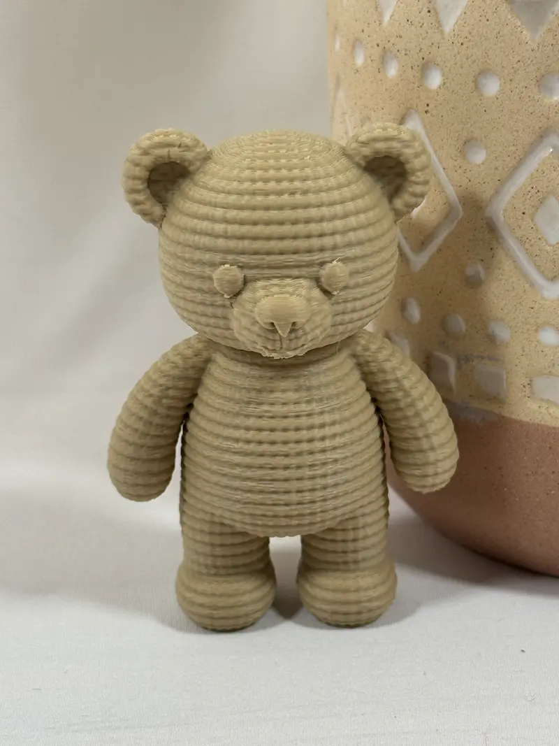 Petit ours décoratif imprimé en 3D en PLA beige – 8 cm