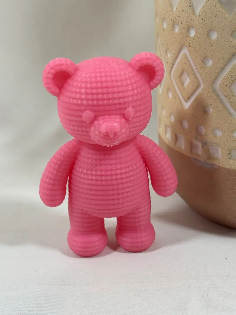 Petit ours décoratif imprimé en 3D en PLA rose – 8 cm