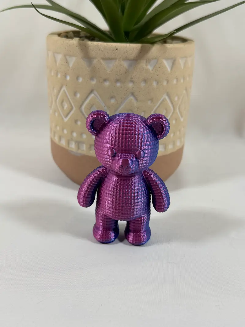 Petit ours décoratif imprimé en 3D en PLA soie multicolore rose et bleu - 8 cm