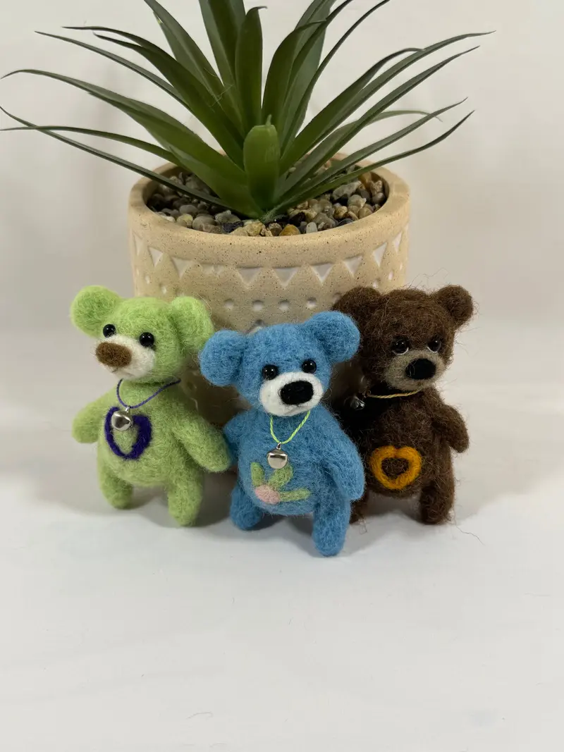 Petit ours miniature 9 cm en laine feutrée – pièce artisanale unique - porte clé en option