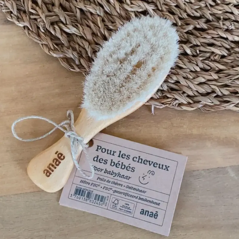 Petite brosse bébé en bois de hêtre et soies naturelles