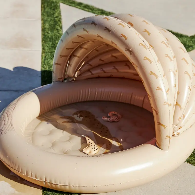 Piscine leopard avec pare-soleil
