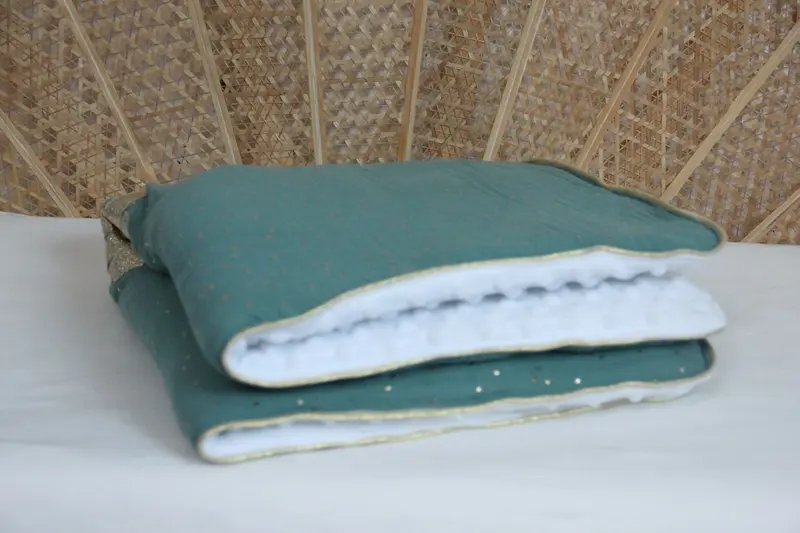 Plaid bébé fait main – thème coquillage | Ton vert/or – fabrication française
