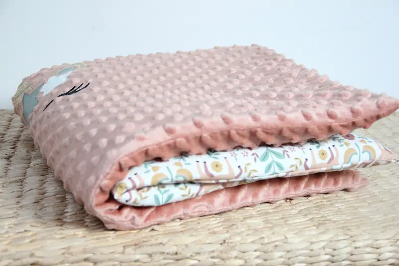 Plaid bébé fait main – thème licorne | Ton saumon/vert – fabrication française