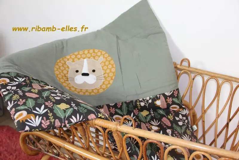 Plaid bébé fait main – thème lion | Ton kaki/moutarde – fabrication française
