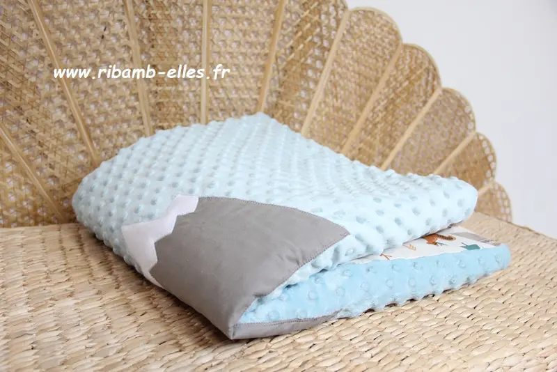 Plaid bébé fait main – thème montagne | Ton bleu/rouille – fabrication française