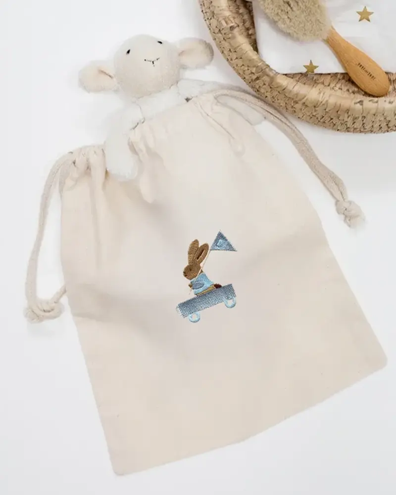 Pochette cadeau brodée lapin carriole bleu