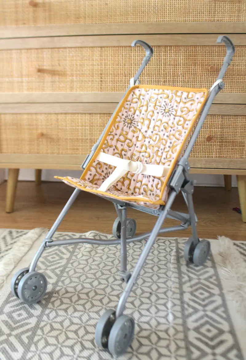 Poussette canne matelassée pour poupée