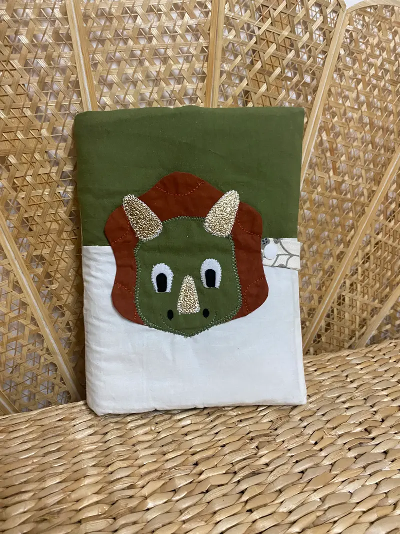 Protège carnet de santé bébé fait main – thème dinosaure | Ton kaki/marron/blanc – fabrication française